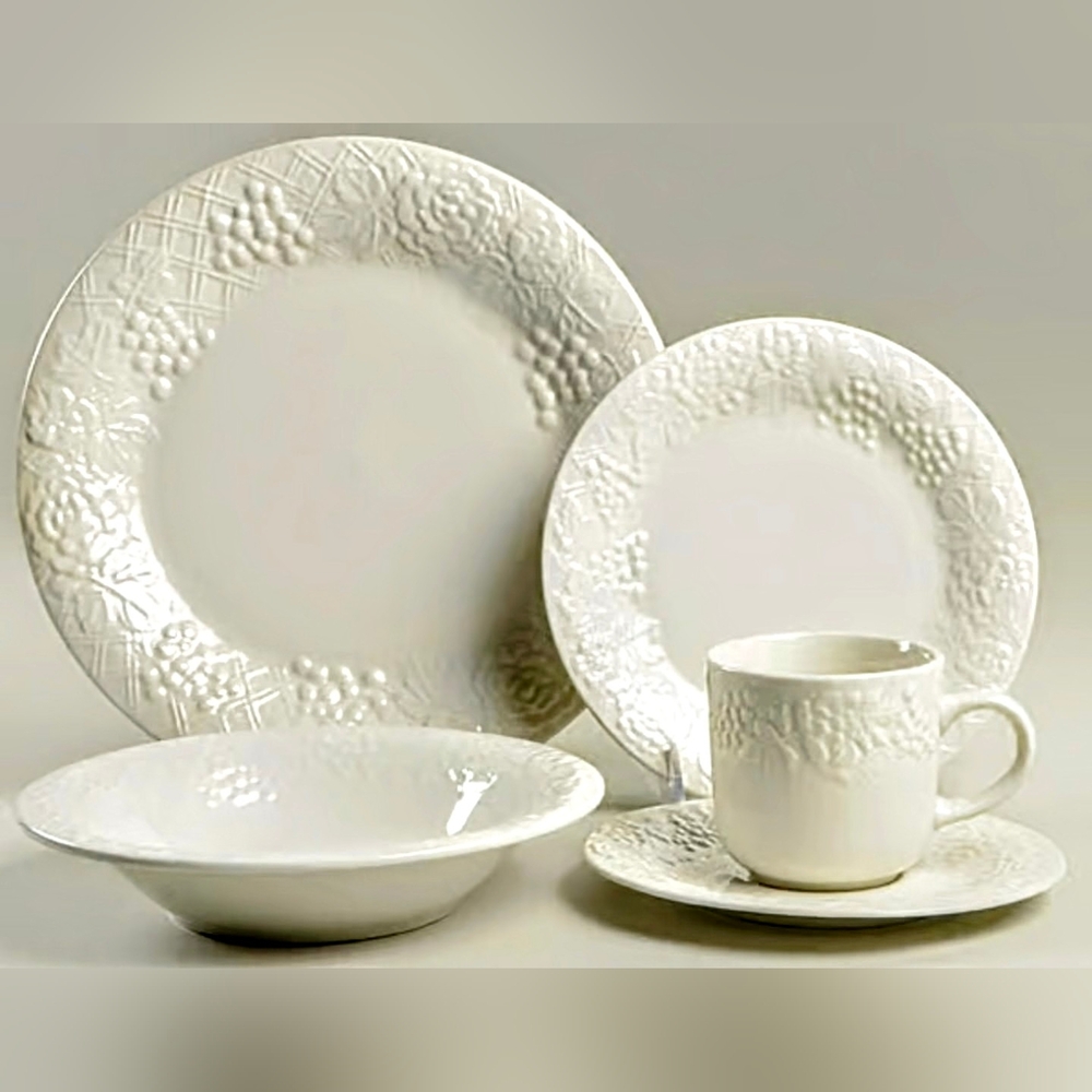 5 Piece Setting of Gibson 4 Season White Dinnerware